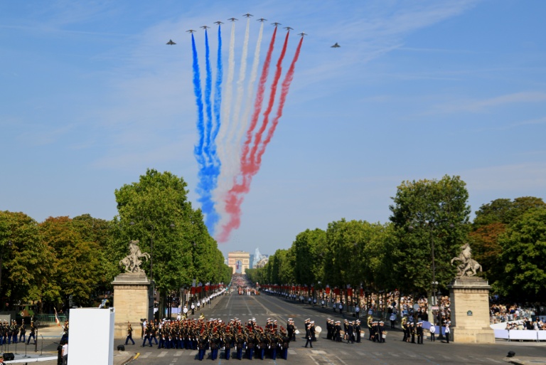 La Patrouille de France (PAF) survole le défilé militaire annuel sur l'avenue des Champs-Élysées, le 14 juillet 2026 à Paris