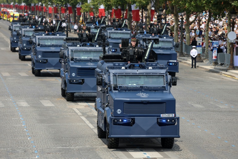 Une unité blindée de la Gendarmerie mobile lors du défilé militaire annuel sur l'avenue des Champs-Élysées, à Paris, le 14 juillet 2026