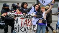Des policiers arrêtent des manifestants qui tentaient de se rendre place Taksim, à Istanbul, lors d'un rassemblement à l'occasion de la Journée internationale des travailleurs, le 1er mai 2025