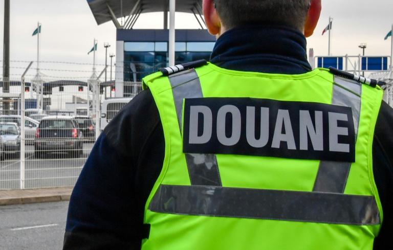 Un officier des douanes à Calais le 18 janvier 2019