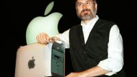 Le PDG par intérim et cofondateur d'Apple Computer, Steve Jobs, présente le nouvel ordinateur Power Mac G4, désormais disponible au public, le 31 août 1999 à San Francisco, en Californie