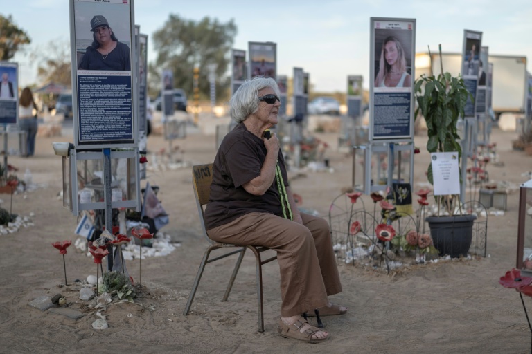 Une femme se recueille au mémorial dédié aux victimes des attaques du Hamas de 2023, sur le site du festival Nova à Reim, dans le sud d'Israël, le 6 octobre 2026