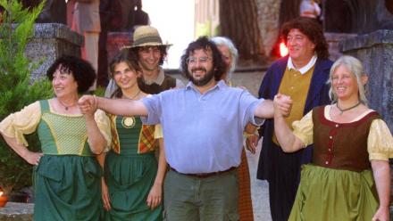 Peter Jackson (c) et une partie de l'équipe du "Seigneur des anneaux", à Cannes, le 13 mai 2001