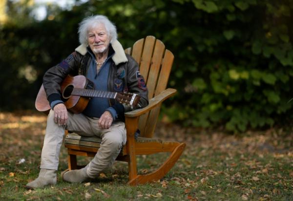 Le chanteur Hugues Aufray, 96 ans, joue de la guitare dans le jardin de sa maison à Marly-le-Roi, dans les Yvelines, le 14 octobre 2025