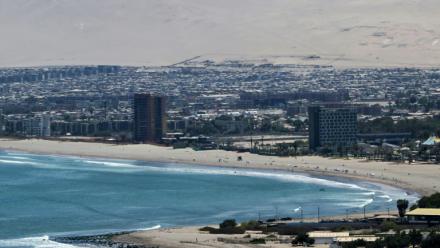 Vue aérienne de la ville d'Arica, au Chili, à la frontière avec le Pérou, le 30 novembre 2025