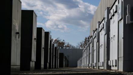 Un station électrique d'un centre de données de Digital Realty à Ashburn (Virginie), aux Etats-Unis, le 21 novembre 2025