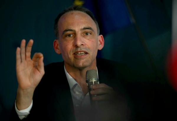 Raphaël Glucksmann prend la parole à Liffre (Ille-et-Vilaine) le 25 avril 2026