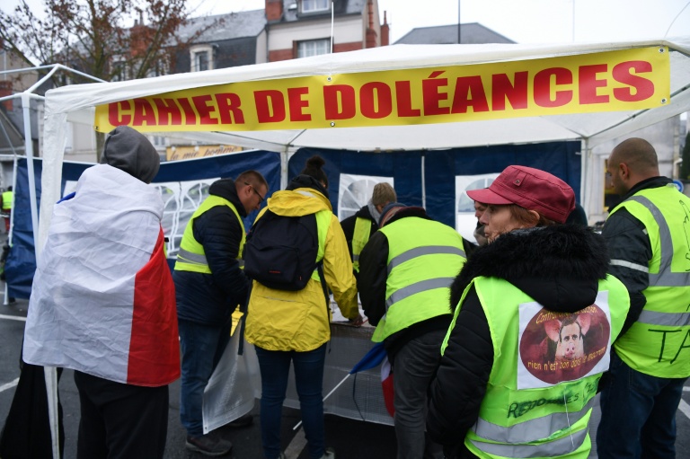 Des personnes signent le cahier de doléances lors d'une manifestation antigouvernementale organisée par le mouvement des 