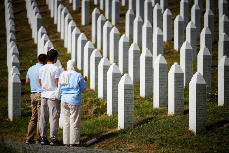 Des personnes se recueillent au cimetière mémorial du village de Potočari, le 28 août 2026, après le décès de l'ancien chef militaire des Serbes de Bosnie, Ratko Mladić, près de Srebrenica, dans l'est de la Bosnie