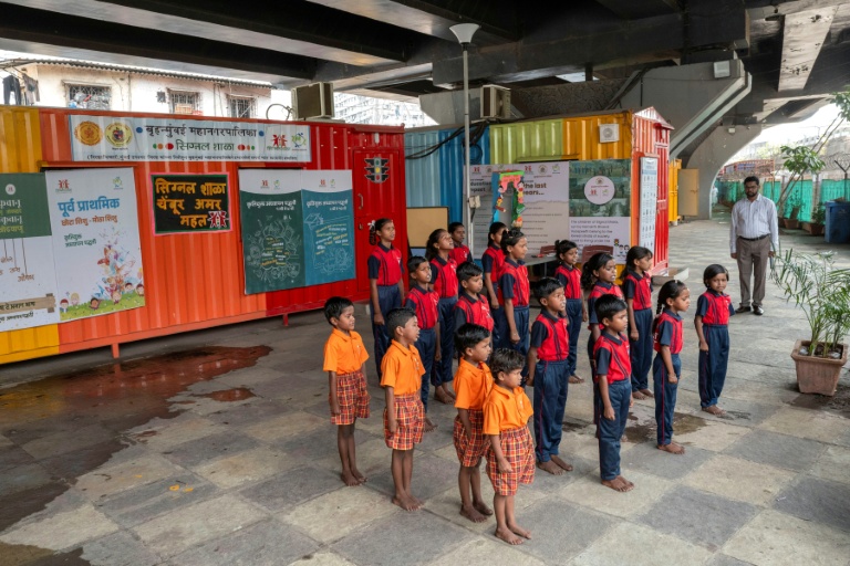 Des élèves chantent l'hymne national indien à 