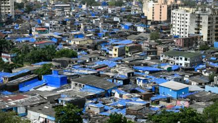 Des immeubles résidentiels autour du bidonville de Dharavi, le 12 juillet 2025 à Bombay, en Inde