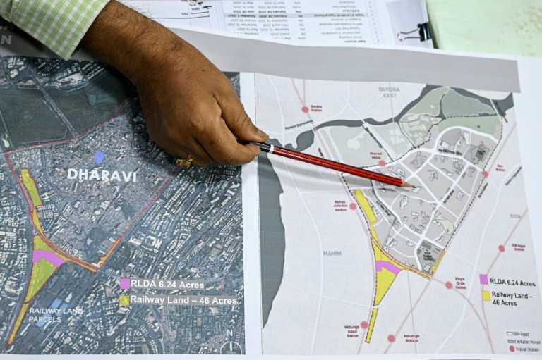 Un responsable présente le projet de reconstruction de Dharavi dans le cadre d'un projet de rénovation urbaine visant à réaménager le bidonville de Bombay, le 9 juillet 2025 en Inde