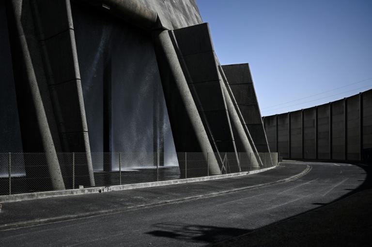 La base d'une tour aéroréfrigérante de la centrale nucléaire de Civaux, le 24 juin 2026 dans la Vienne