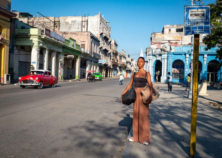 La danseuse Laura Kamila Rojas attend un bus dans une rue de La Havane pour se rendre au Ballet national de Cuba, le 12 mai 2026