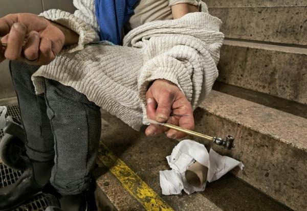 Une consommatrice de crack dans le quartier près de la gare à Francfort-sur-le-Main, en Allemagne, le 28 avril 2025