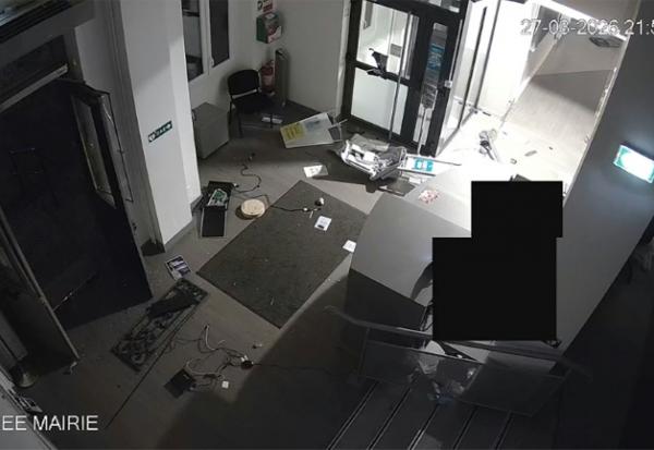 Capture d'écran d'une vidéo de surveillance de la mairie, partiellement pixélisée avant d'être diffusée par le maire de Fresnes, le 28 mars 2026, montrant des intrus cagoulés pénétrant par effraction dans la mairie de Fresnes dans la nuit du 28 mars 2026