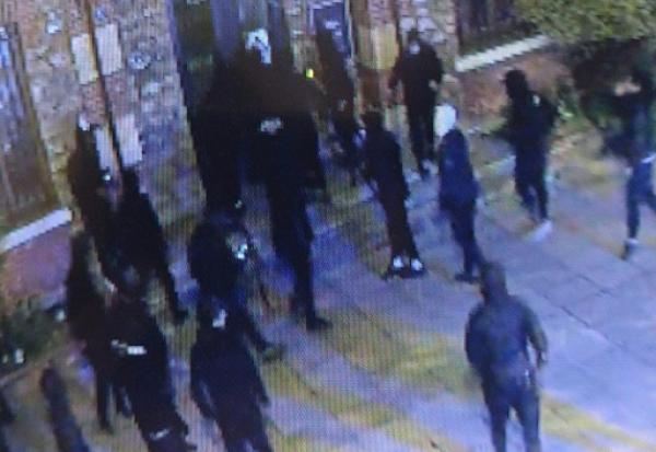 Capture d'écran des images de vidéosurveillance de la mairie de Fresnes, diffusée par le maire le 28 mars 2026, montrant des intrus cagoulés devant la mairie de Fresnes dans la nuit du 28 mars 2026