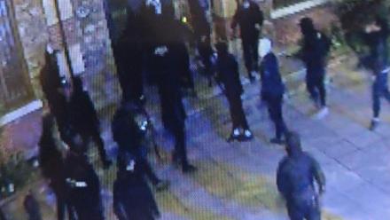 Capture d'écran des images de vidéosurveillance de la mairie de Fresnes, diffusée par le maire le 28 mars 2026, montrant des intrus cagoulés devant la mairie de Fresnes dans la nuit du 28 mars 2026