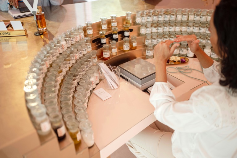 Un orgue à parfum au Domaine de la Rose, propriété de Lancôme, le 26 mai 2025 à Grasse, dans le sud de la France
