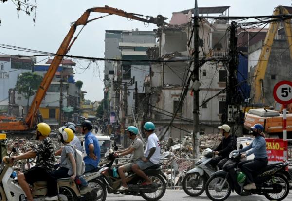 Un immeuble d'habitation démoli dans le cadre de grands travaux décidés par les autorités vietnamiennes pour la capitale Hanoï, le 18 mai 2026