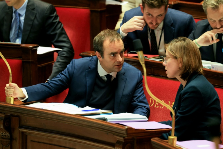 Le Premier ministre Sébastien Lecornu s'entretient avec la ministre chargée des Comptes publics Amélie de Montchalin à l'Assemblée nationale, à Paris, le 31 octobre 2025