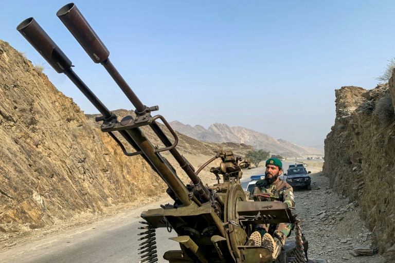 Un membre des forces de sécurité talibanes, aux commandes d'un canon antiaérien, près du poste-frontière de Torkham, entre l’Afghanistan et le Pakistan, dans la province de Nangarhar, le 27 février 2026