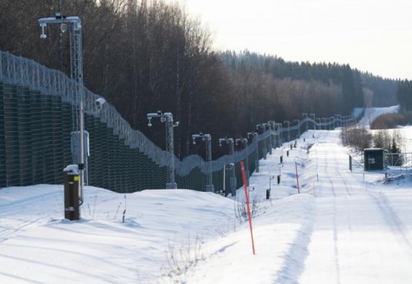 La clôture hérissée de barbelés érigée par la Finlande à la frontière russe s'étire sur 200 kilomètres.
