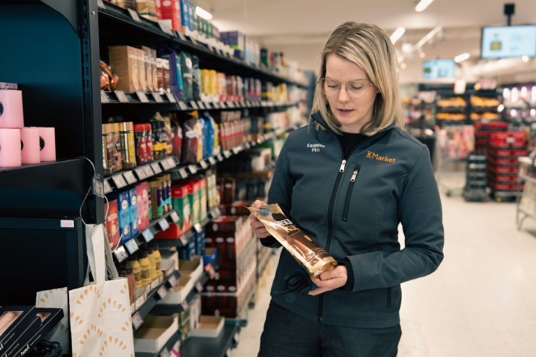 La patronne du K Market, Pilvi Pääskynen, montre un sachet de café dont les clients russes étaient friands