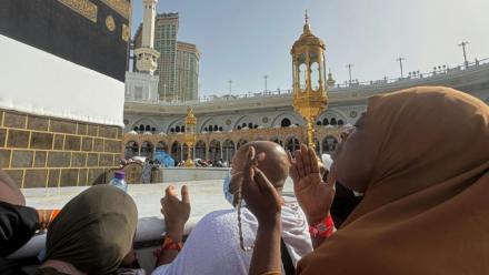 Prière au pied de la Kaaba, vers laquelle les musulmans du monde entier se tournent pour prier, dans la Grande Mosquée de La Mecque, le 22 mai 2026.