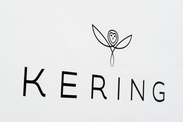 Du côté du groupe français Kering, en pleine transformation, les mouvements ont aussi commencé, dont la vente de la division beauté à L'Oréal pour quatre milliards d'euros
