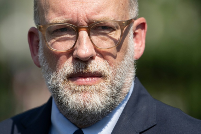 Le directeur américain du Bureau du budget, Russell Vought, parle à la presse à l'extérieur de la Maison Blanche, à Washington, le 17 juillet 2025