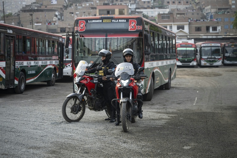 Des policiers devant des bus au dépôt dans le district populaire de San Juan de Lurigancho, le 8 avril 2026 à Lima