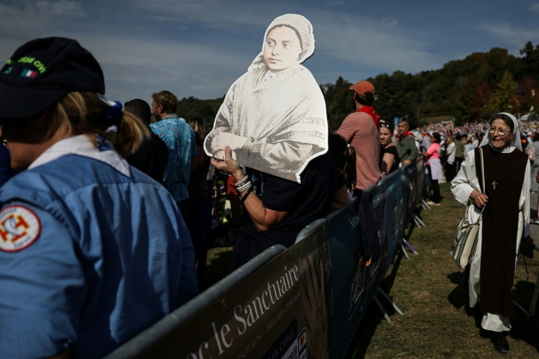 L'effigie de Bernadette Soubirous, la jeune bergère à qui la Vierge Marie serait apparue en 1858, lors de la messe célébrée par le pape Léon XIV sur la prairie du sanctuaire de Lourdes, le 27 septembre 2026