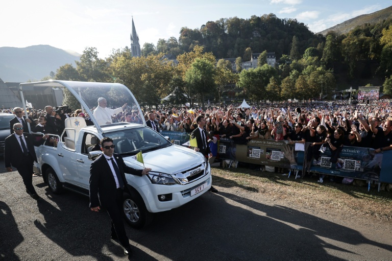 Le pape Léon XIV arrive en papapamobile pour célébrer une messe sur la prairie du sanctuaire marial de Lourdes, dans les Hautes-Pyrénées, le 27 septembre 2026