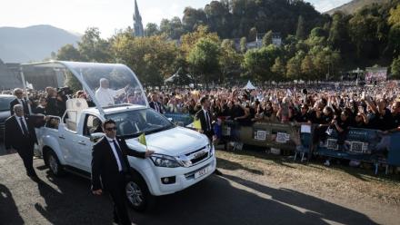 Le pape Léon XIV arrive en papapamobile pour célébrer une messe sur la prairie du sanctuaire marial de Lourdes, dans les Hautes-Pyrénées, le 27 septembre 2026