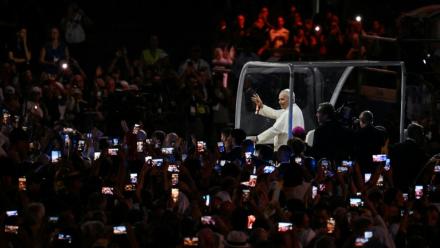 Le pape Léon XIV salue les fidèles depuis sa "Papamobile" à Lourdes, le 26 septembre 2026, lors de la deuxième journée de sa visite en France