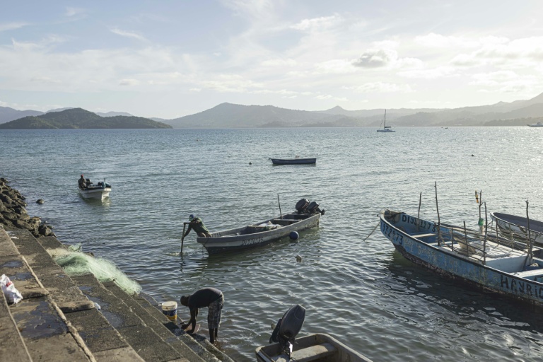 Des pêcheurs revenant au port de Dzaoudzi, à Mayotte, le 29 avril 2023