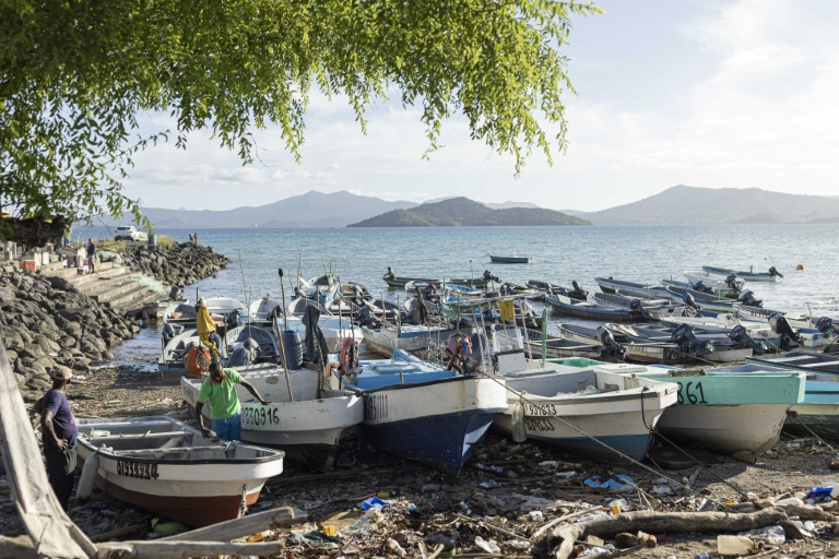 Pêcheurs et bateaux de pêche dans le port de Dzaoudzi, à Mayotte, le 29 avril 2023