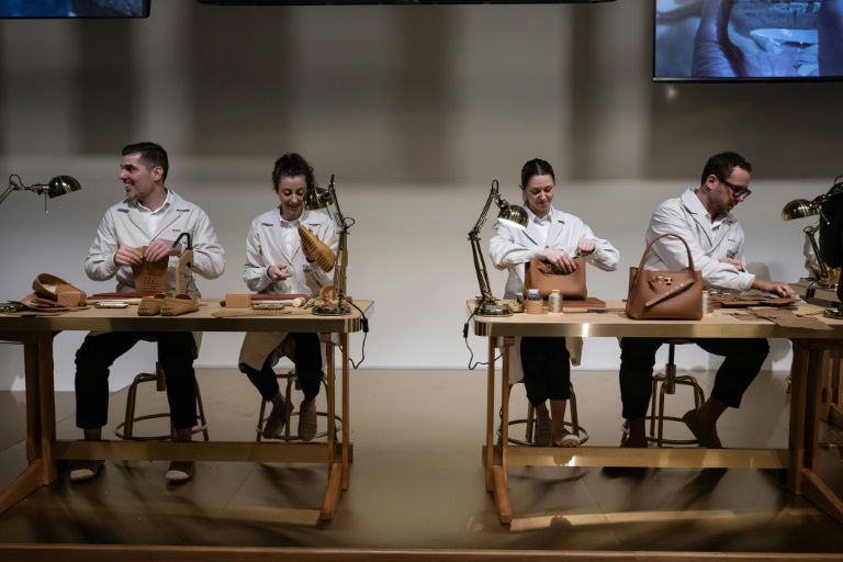 A l’entrée du défilé Tod’s à Milan, des artisans réalisent des articles en cuir et des broderies 
