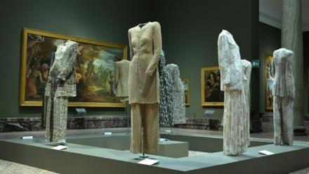 Des créations du styliste italien décédé Giorgio Armani lors de l'avant-première presse de l'exposition Giorgio Armani marquant le 50e anniversaire de la maison de couture, à la Pinacothèque de Brera à Milan, le 23 septembre 2025