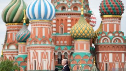 Le président russe Vladimir Poutine lors d'un discours sur la place Rouge pour les commémorations du 9-mai 1945, le 9 mai 2026 à Moscou