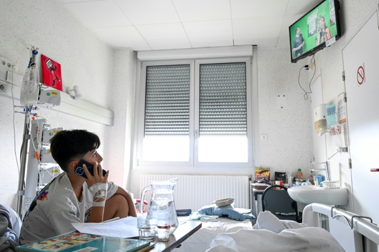 Maël, hospitalisé en chirurgie, passe un appel lors d'une émission télé participative tournée au sein de l'hôpital pour enfants de Nancy équipé d'un studio, le 16 septembre 2025 à Vandoeuvre-lès-Nancy, en Meurthe-et-Moselle