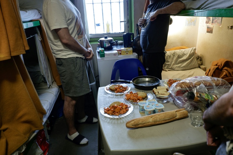 Des détenus dans une cellule du centre pénitentiaire de Nanterre, le 15 janvier 2026 dans les Hauts-de-Seine