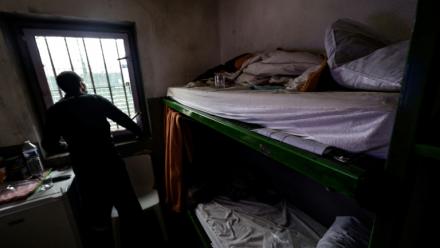 Un détenu dans une cellule du centre pénitentiaire de Nanterre, le 15 janvier 2026 dans les Hauts-de-Seine