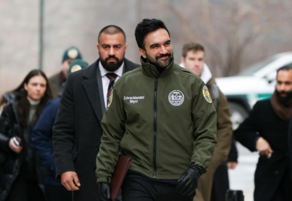 Le maire de New York Zohran Mamdani arrive à une conférence de presse à New York, le 24 janvier 2026