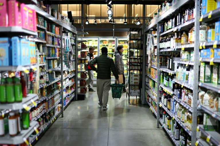 Des clients dans un supermarché du quartier de Manhattan, à New York, le 20 février 2025