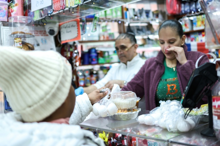 Une personne achète un sachet de trois oeufs dans un magasin du quartier du Bronx, à New York, le 27 février 2025
