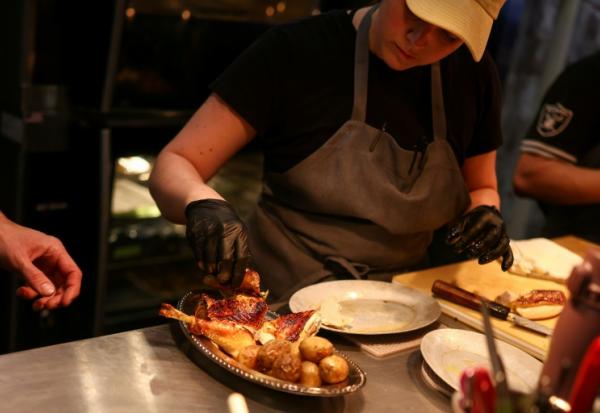 Une assiette de poulet roti au restaurant Gigi's à New York le 26 avril 2026