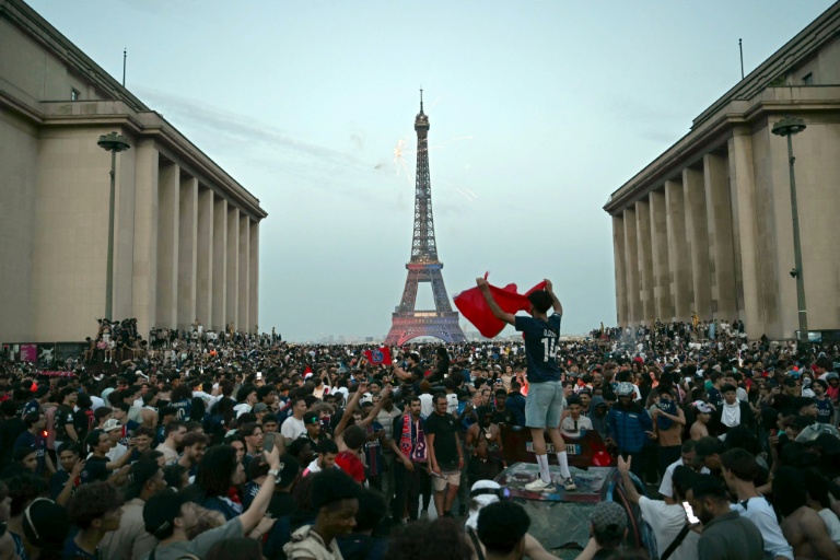 Des supporteurs du Paris Saint-Germain fêtent la victoire des joueurs sacrés champions d'Europe sur la place du Trocadéro à Paris, le 3O mai 2026  