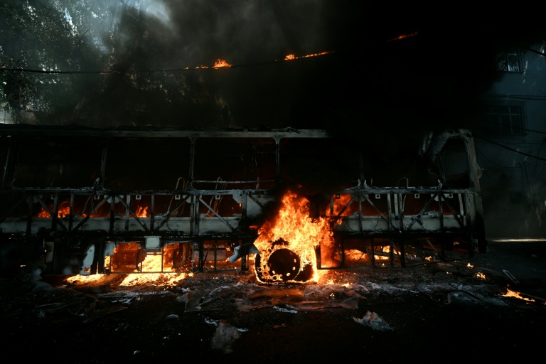 Un bus incendié vraisemblablement par des trafiquants de drogue, lors d'une opération de police à Rio de Janeiro, le 18 mars 2026 au Brésil